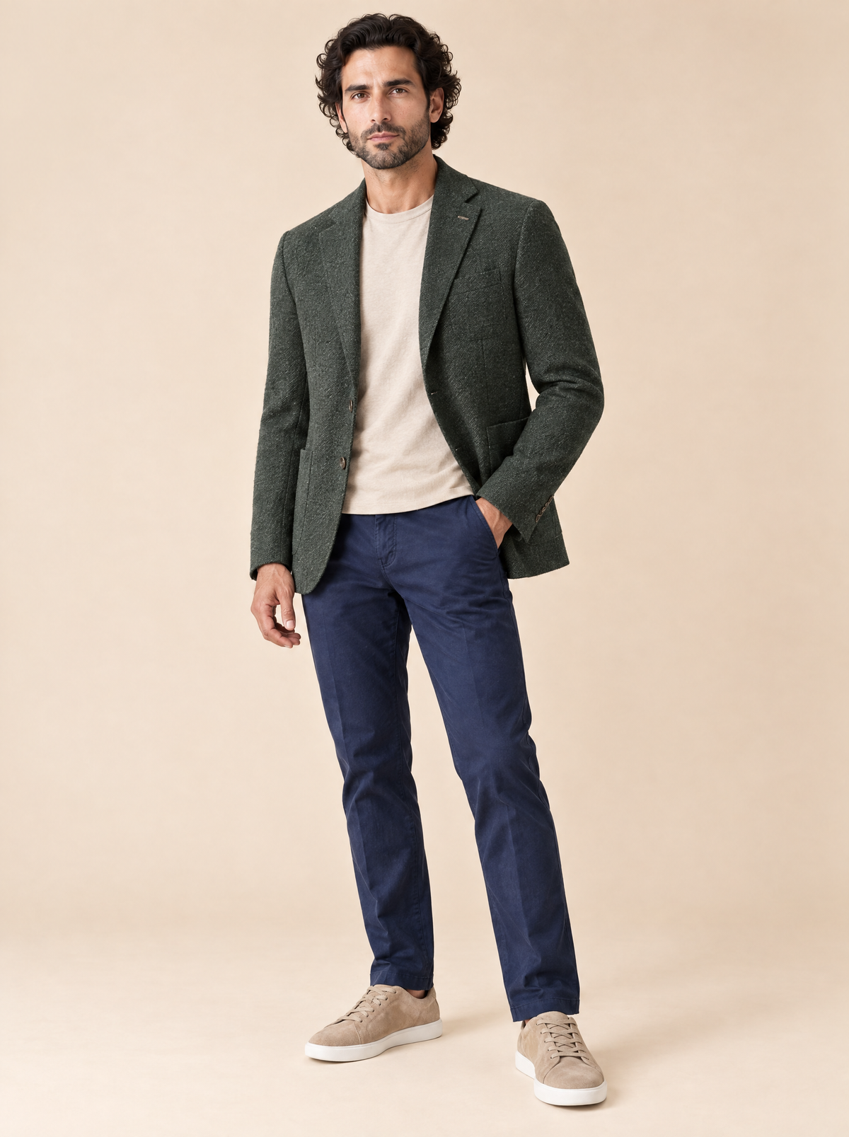 AZZUR Sakko Tannengrün, Ganzkörper-Outfit mit beigem T-Shirt, Navy-Hose und beigen Wildleder-Sneakern