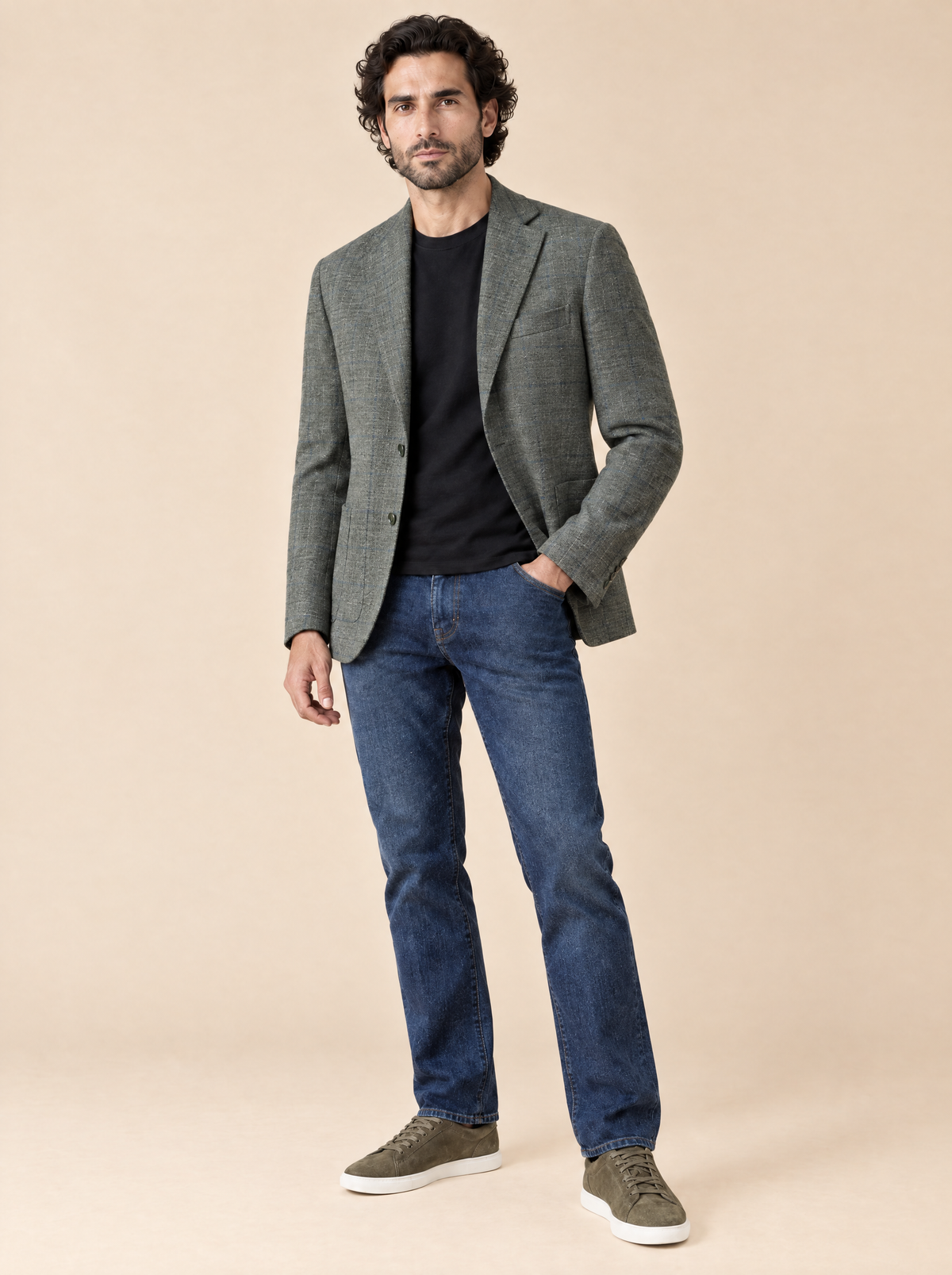 AZZUR Sakko Grün mit Karo, Ganzkörper-Outfit mit schwarzem T-Shirt, dunkler Denim und oliv-grünen Sneakern