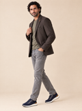 Mauro Blasi Sakko Dunkelbraun, Outfit mit Olivgrün-Shirt, grauer Jeans und Navy-Camel-Sneakern
