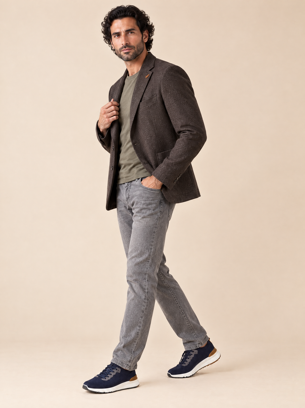 Mauro Blasi Sakko Dunkelbraun, Outfit mit Olivgrün-Shirt, grauer Jeans und Navy-Camel-Sneakern