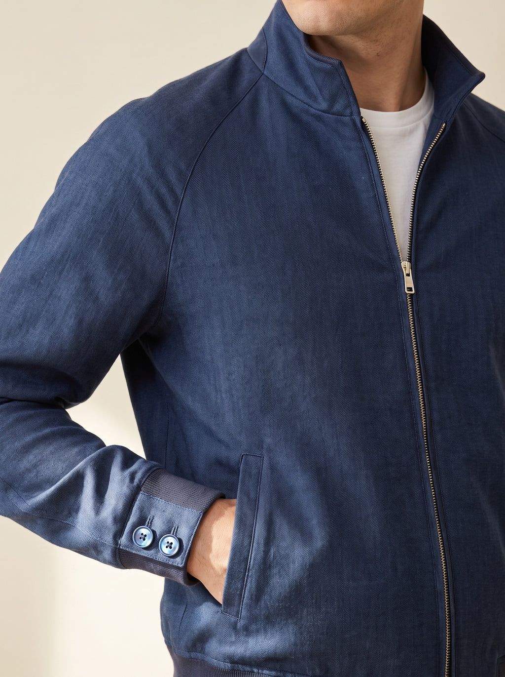Mandelli Blouson Dunkelblau, Detail mit Stehkragen, Reißverschluss und blauen Perlmuttknöpfen am Ärmelbündchen