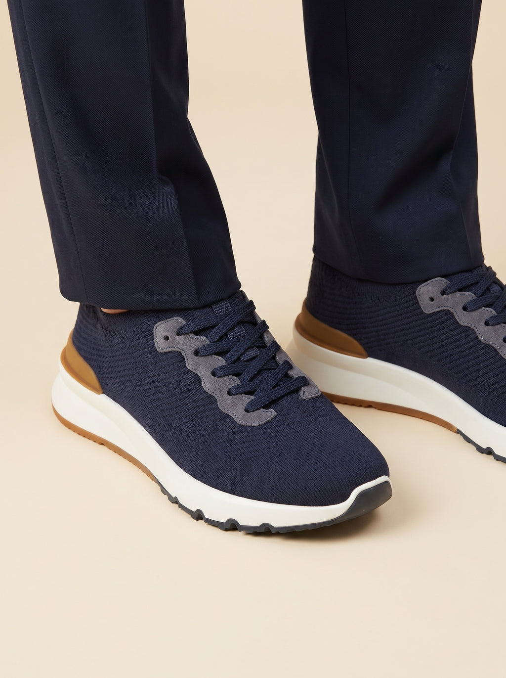 AZZUR Knit Sneaker Navy mit grauer Wildlederblende und Camel-Keil an der Ferse