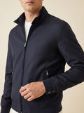 Mandelli Sommerjacke Dunkelblau, Detail mit Stehkragen, Wildlederpaspel am Reißverschluss, Zip-Tasche und dunkelblauen Perlmuttknöpfen am Ärmel