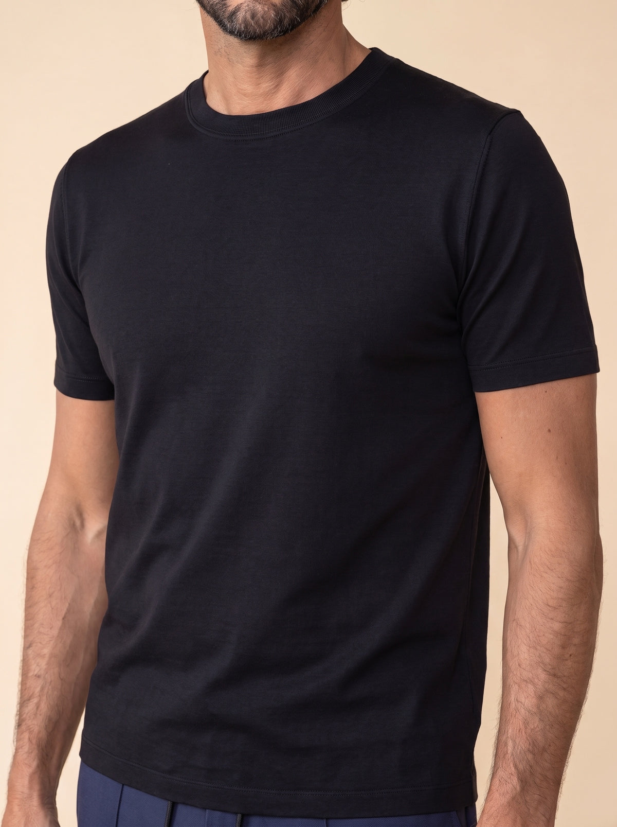 AZZUR T-Shirt aus merzerisierter Baumwolle in Schwarz, Detailansicht