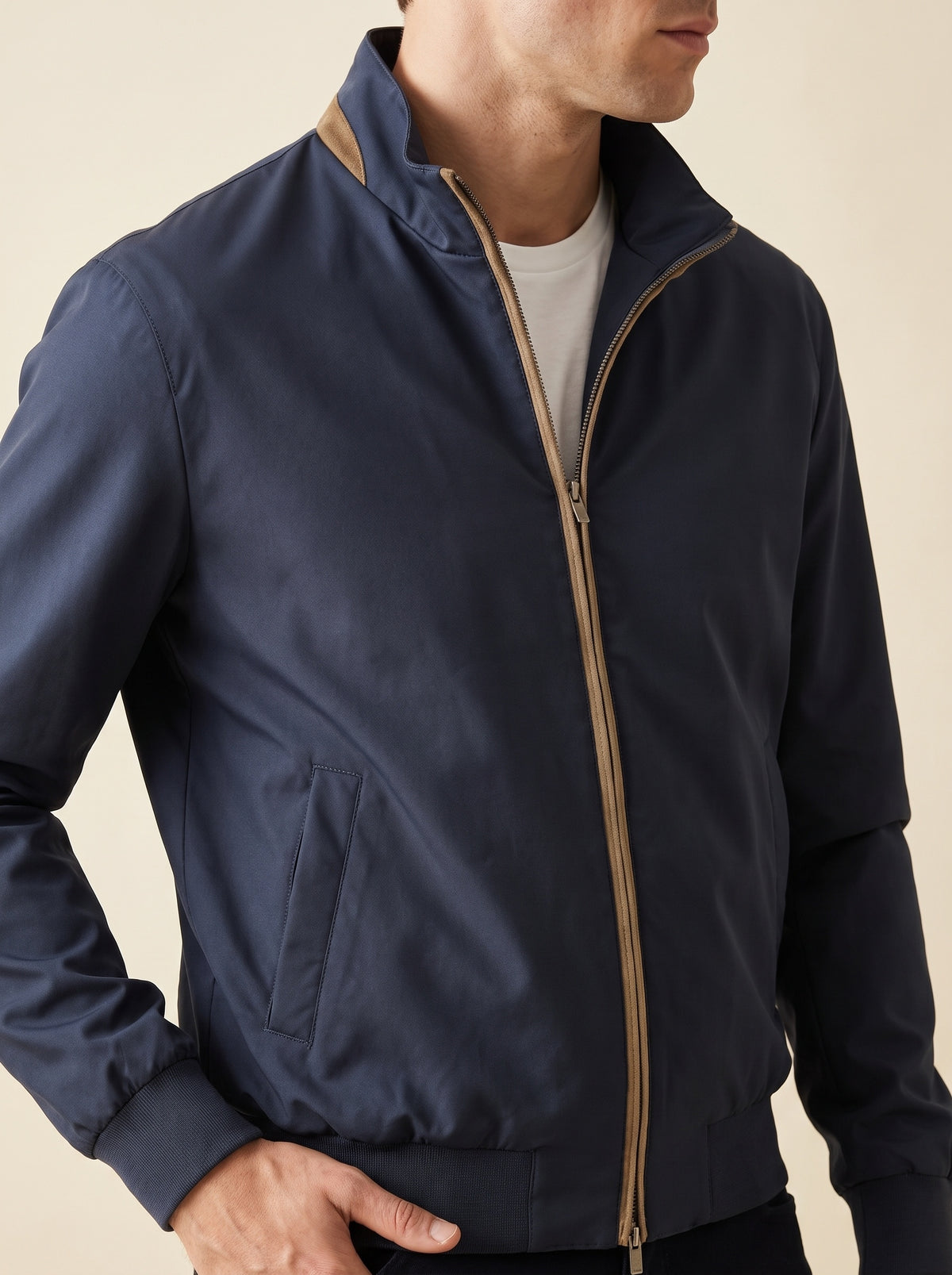 AZZUR Sommerjacke aus Nylon in Dunkelblau, Detailansicht mit Stehkragen und cremefarbenem Reißverschlussband