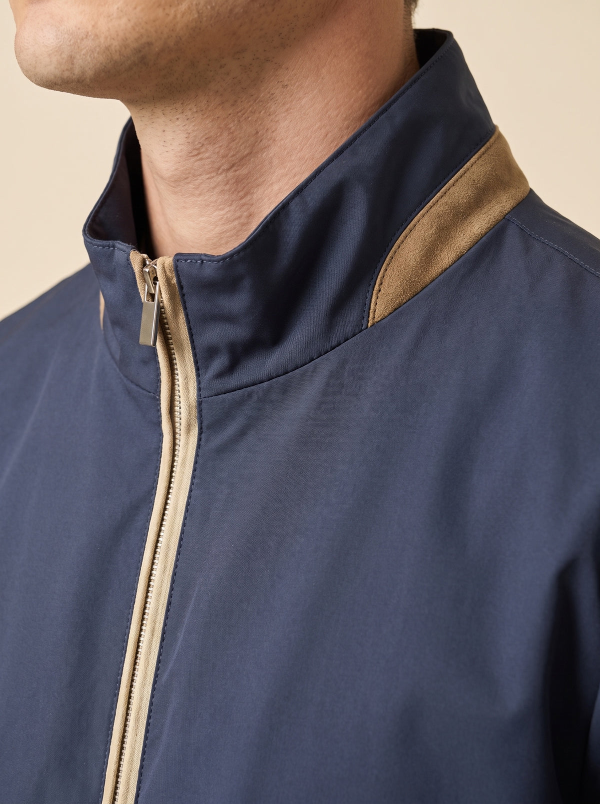 AZZUR Sommerjacke Dunkelblau, Kragendetail mit schmalem Wildlederstreifen in Camel