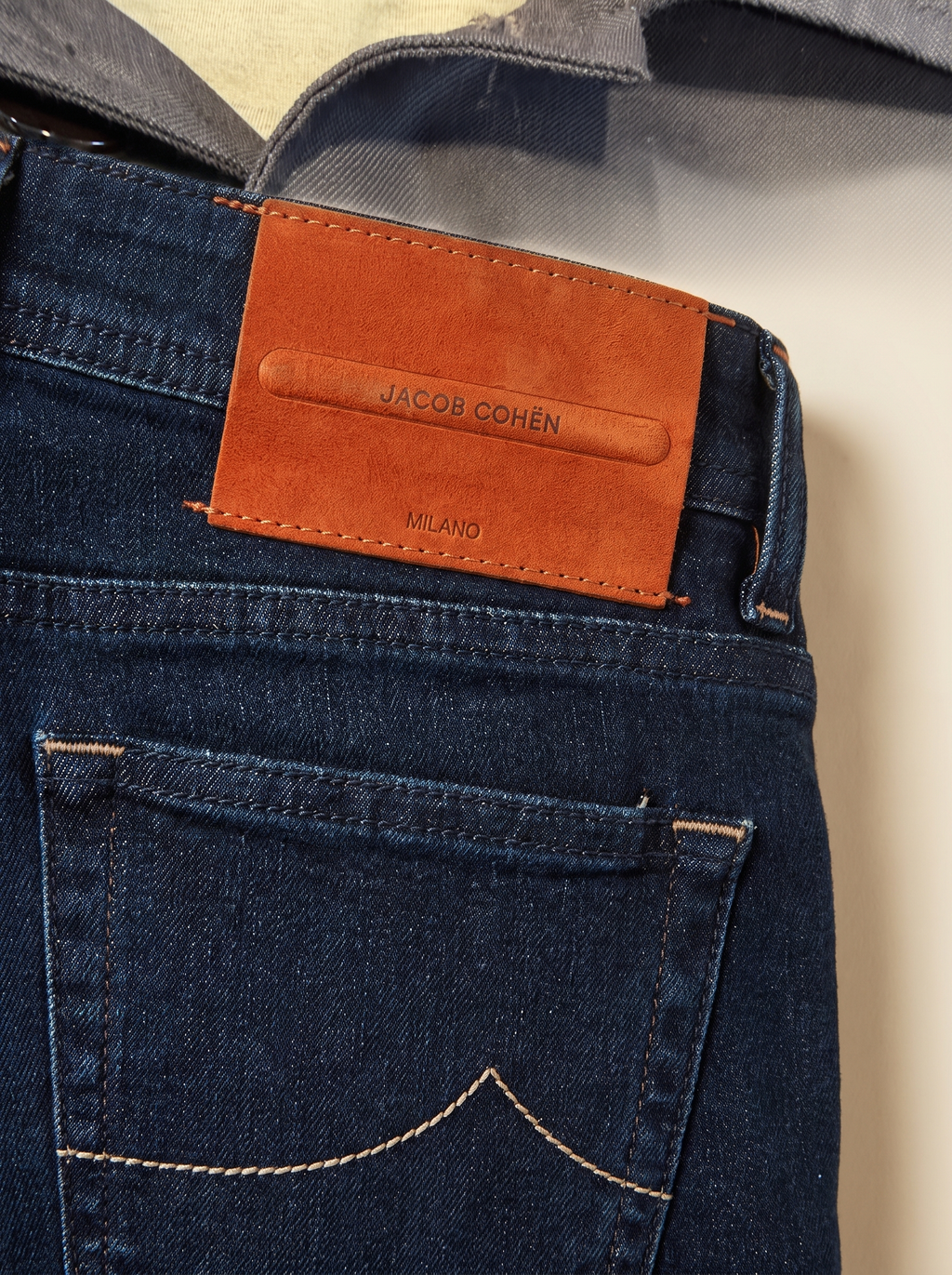 Jacob Cohën Bard Jeans Dunkelblau, Detailansicht Wildleder-Patch am Rücken-Bund