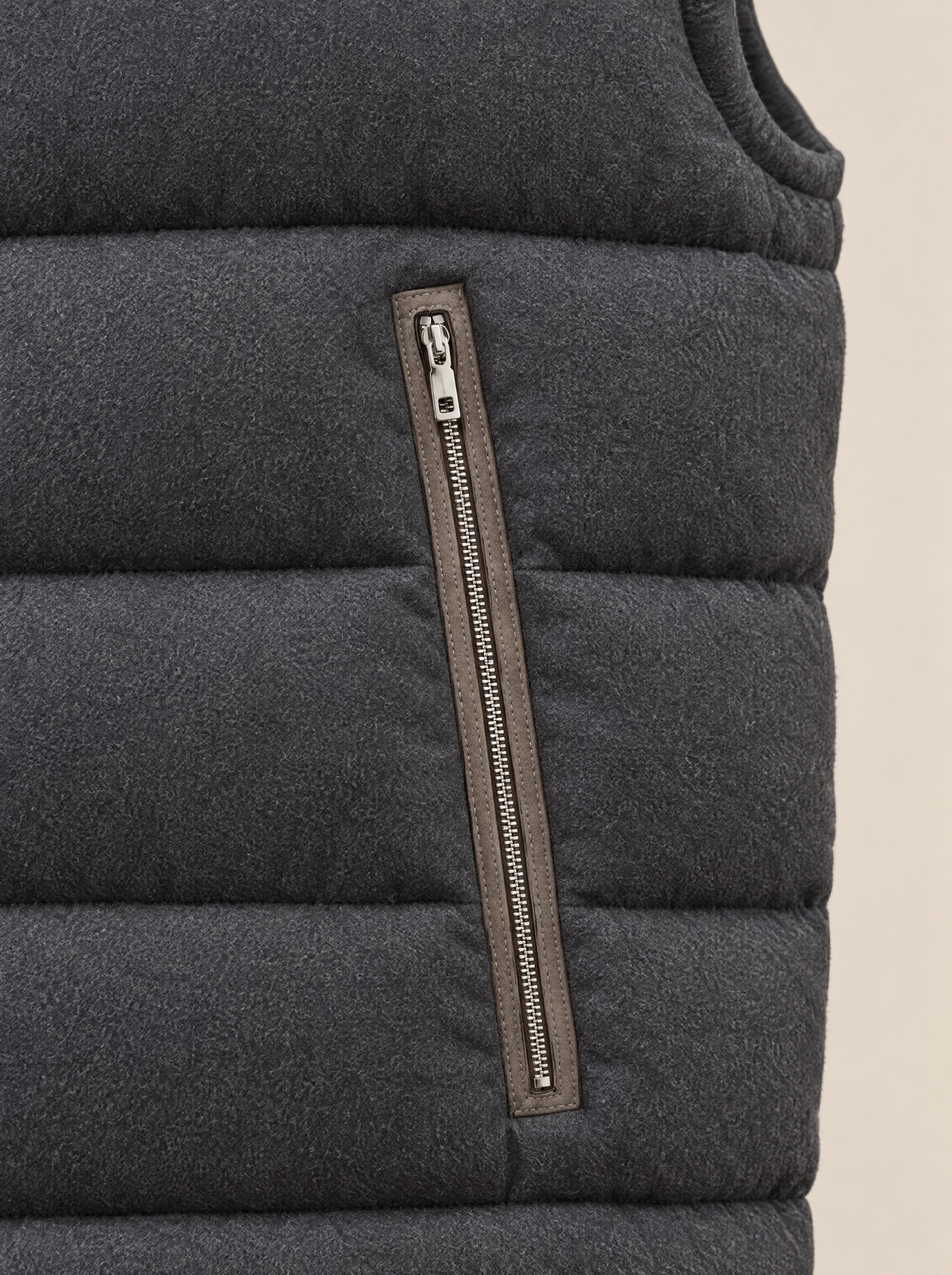 Seitentasche mit Wildleder-Einfassung, Detail
