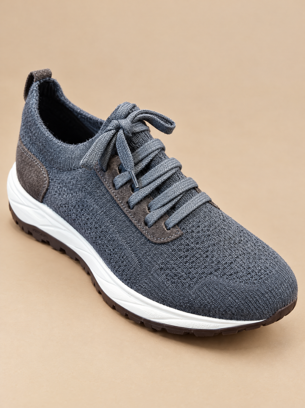 AZZUR Knit Sneaker Blaugrau, Detail Schnürung und Strick