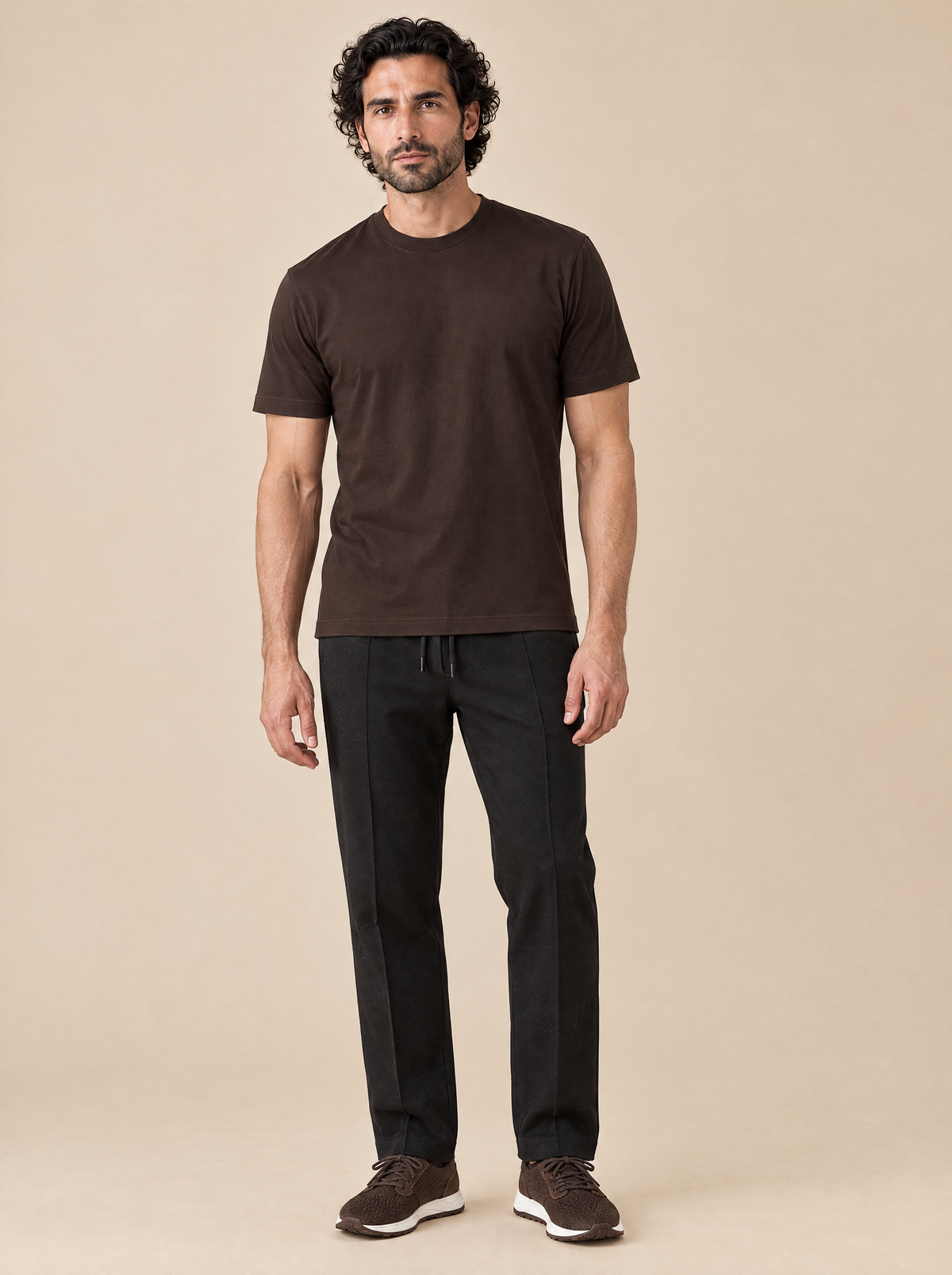 Stefan Brandt T-Shirt Eli Chocolate mit braunen Sneakern