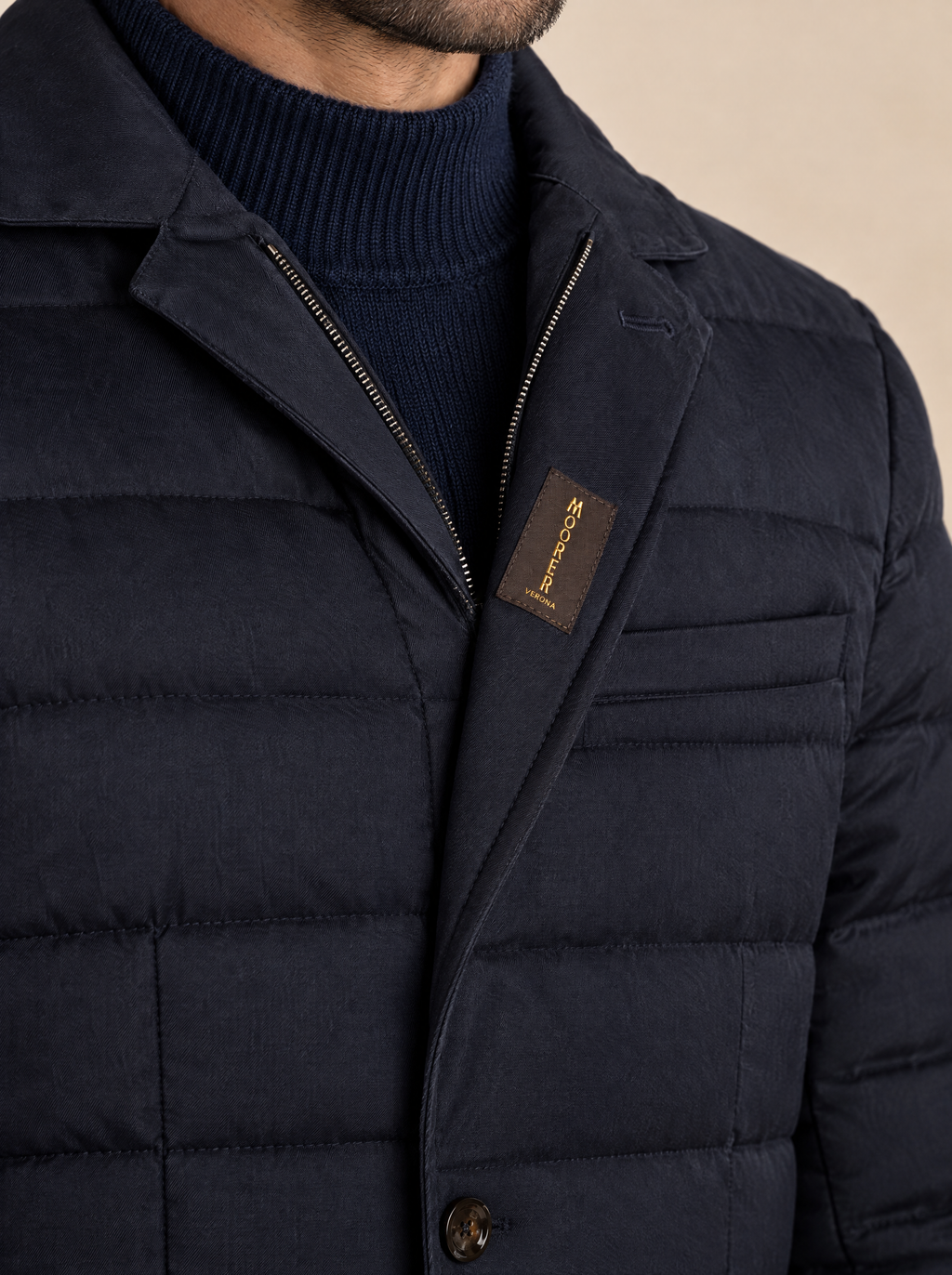 Kragen, Reißverschluss und Moorer-Etikett der Steppjacke Zayn