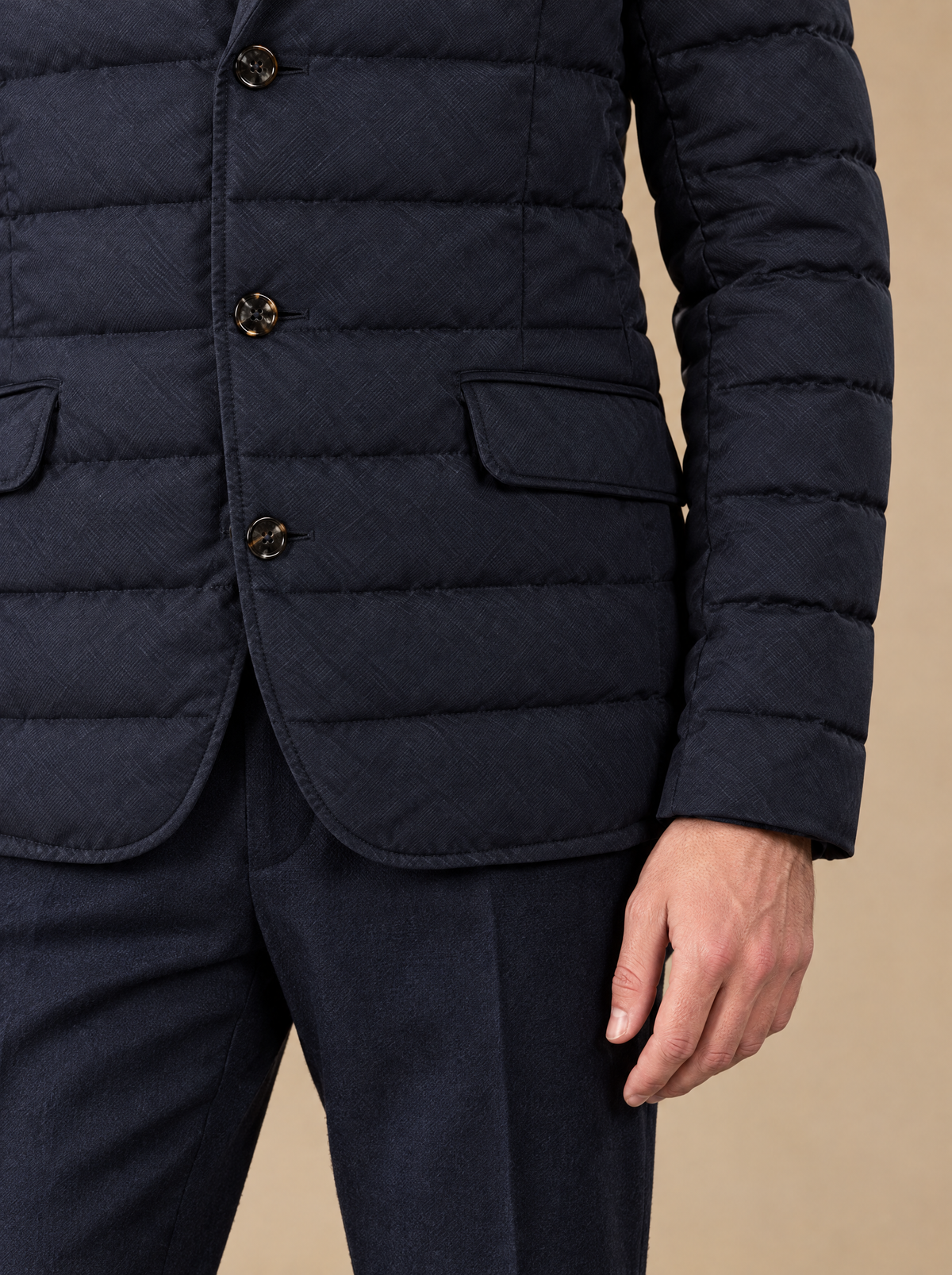 Hornknöpfe, Klappentasche und Steppung der Moorer Steppjacke Zayn