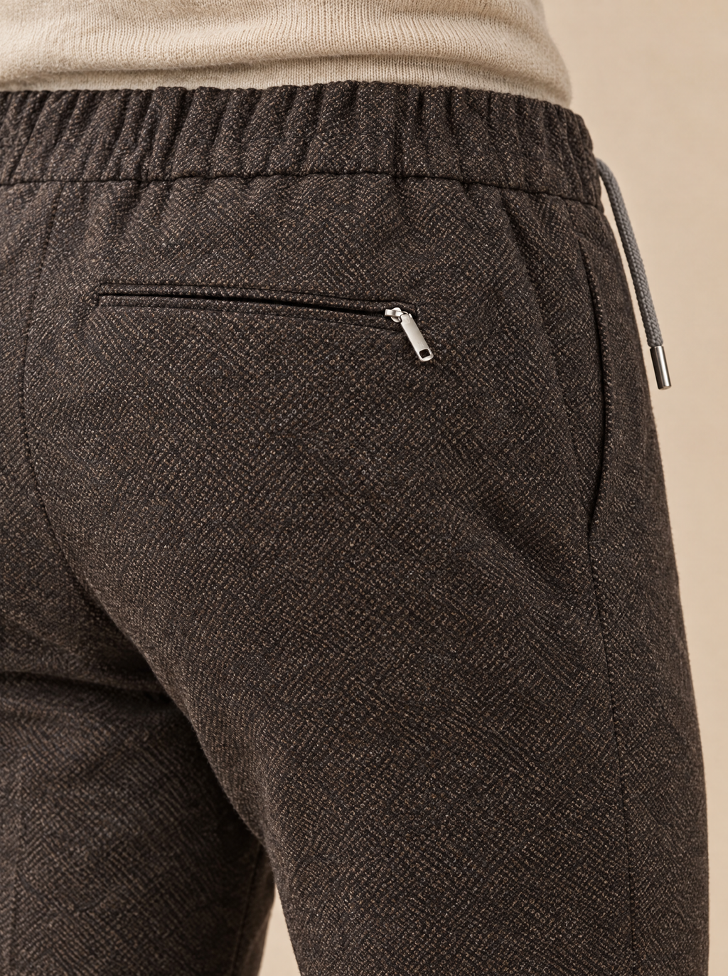 Rückseite der Pescarolo Kordelhose Braun mit Paspeltasche und Reißverschluss