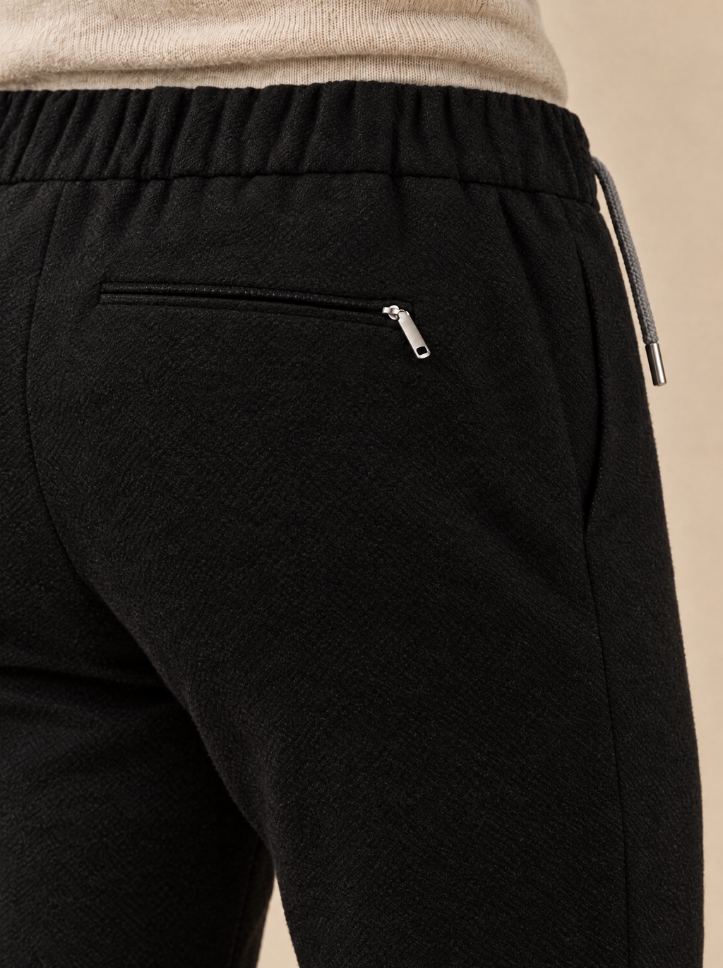 Rückseite der Pescarolo Kordelhose Schwarz mit Paspeltasche und Reißverschluss
