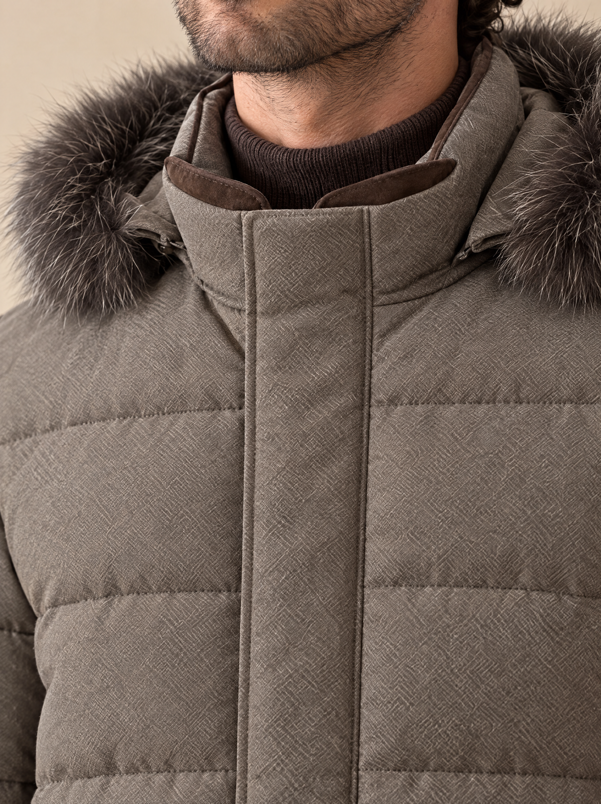Stehkragen mit Wildlederkante und Fuchsfell der Steppjacke