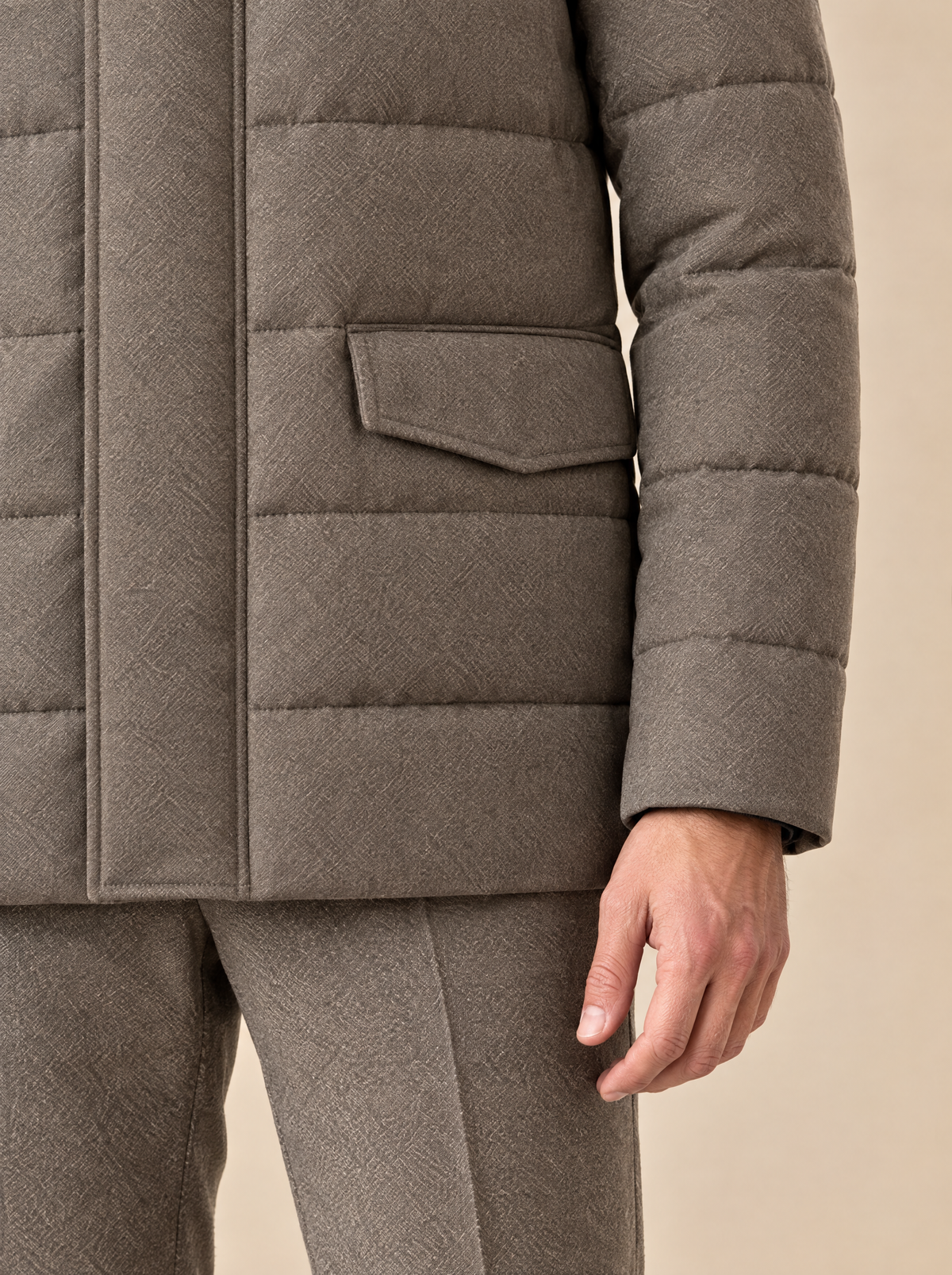 Patten-Tasche und Steppung der Steppjacke in Taupe