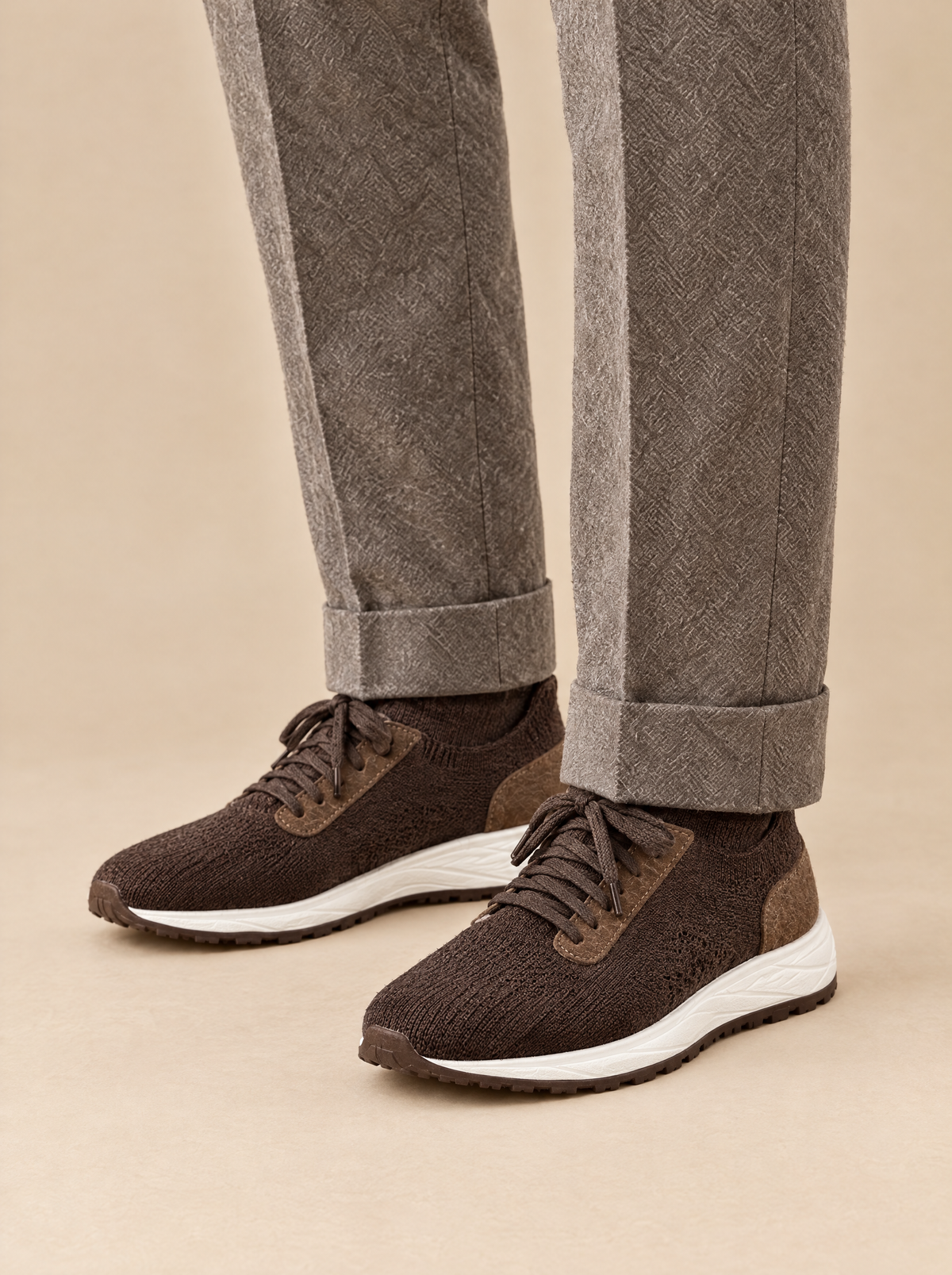Breiter Umschlag der Pescarolo Kordelhose Taupe auf braunen Sneakern