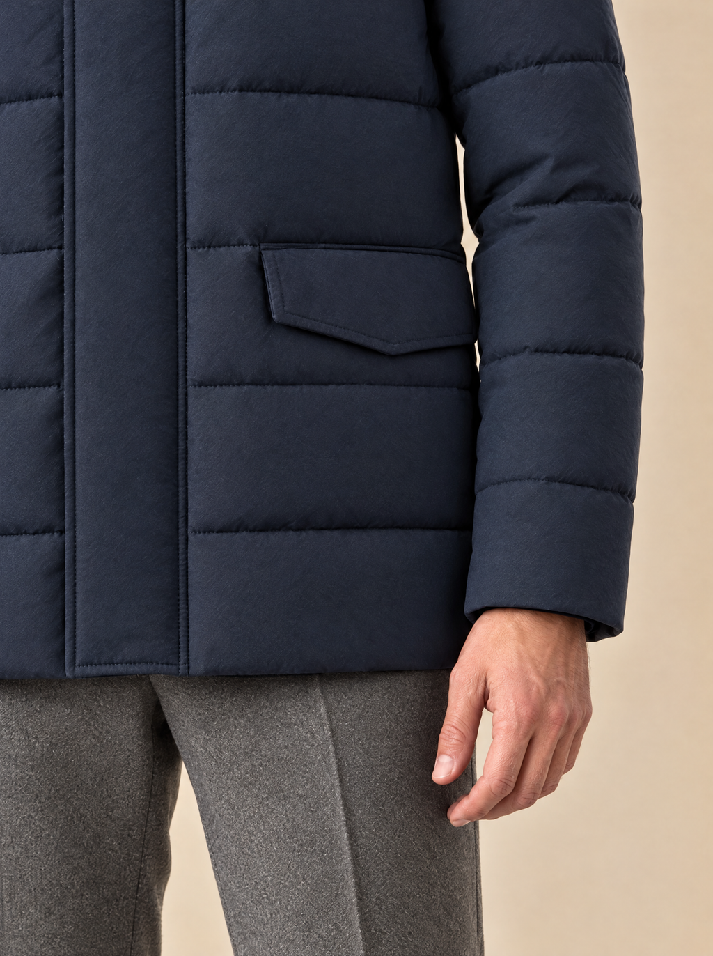 Patten-Tasche und Steppung der Steppjacke in Dunkelblau