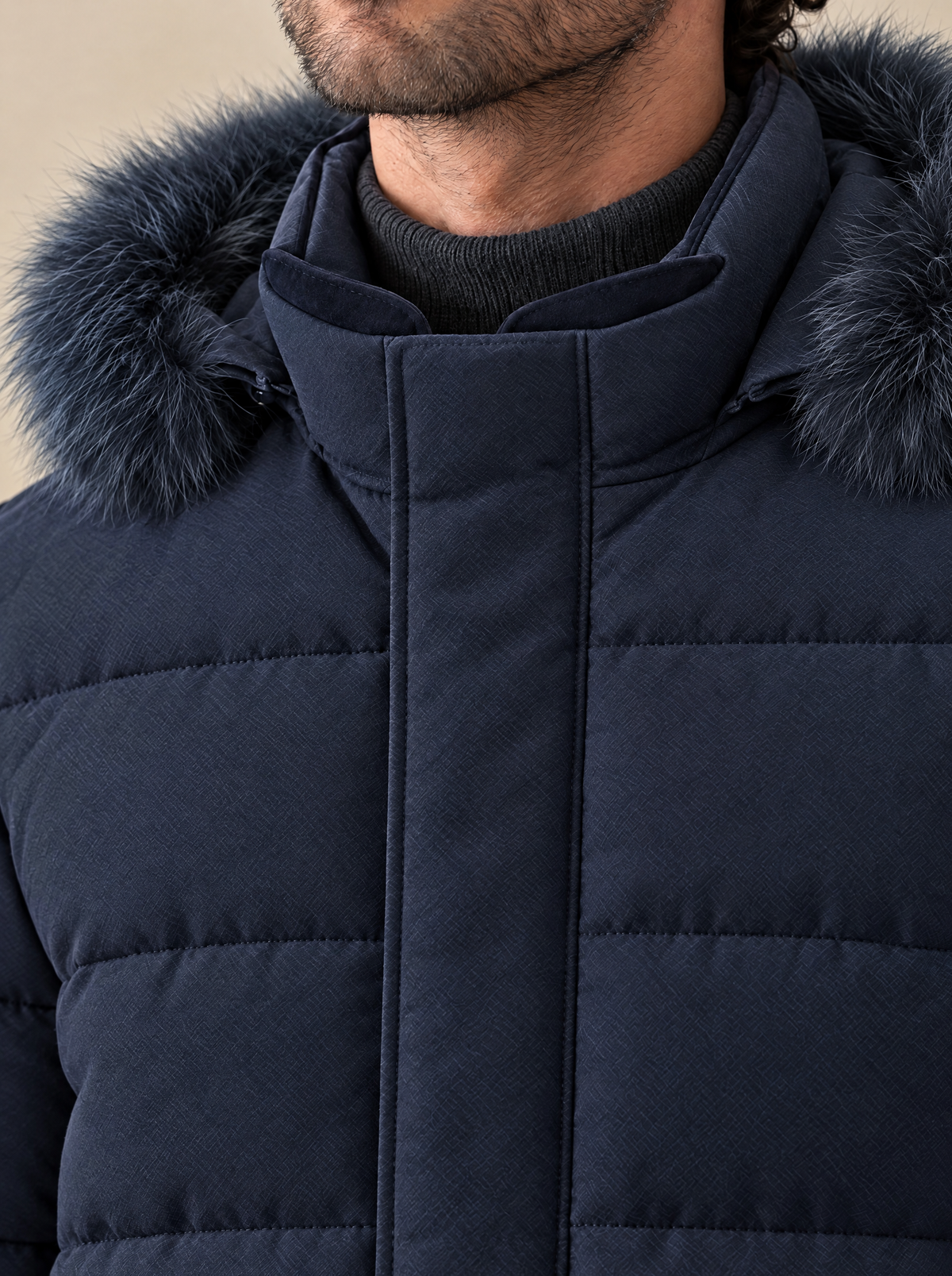 Stehkragen mit Wildlederkante und Fuchsfell der Steppjacke in Dunkelblau