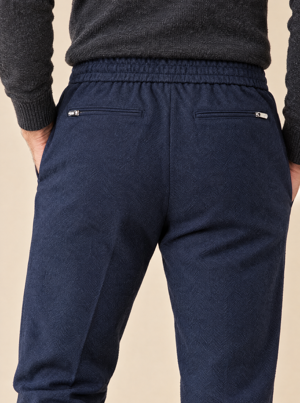 Rückseite der Pescarolo Kordelhose mit zwei Paspeltaschen mit Reißverschluss