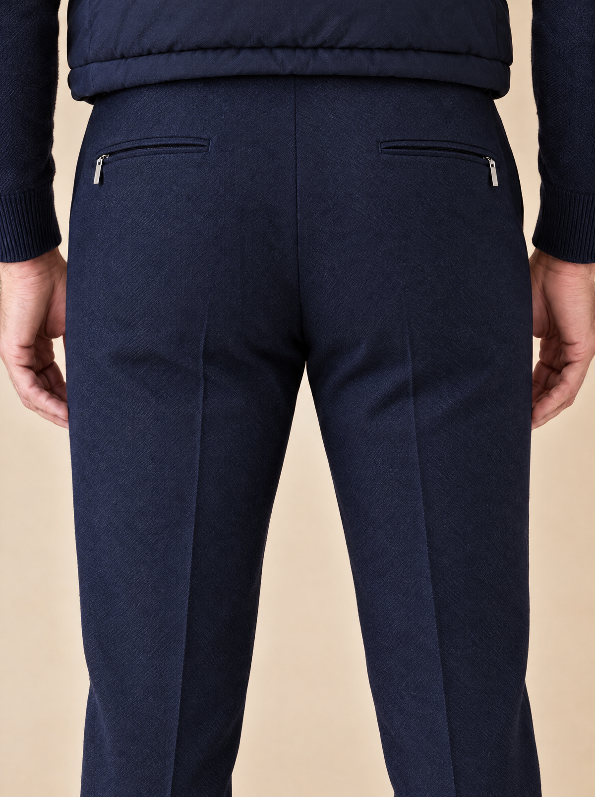 Rückseite der Pescarolo Kordelhose mit zwei Paspeltaschen mit Reißverschluss