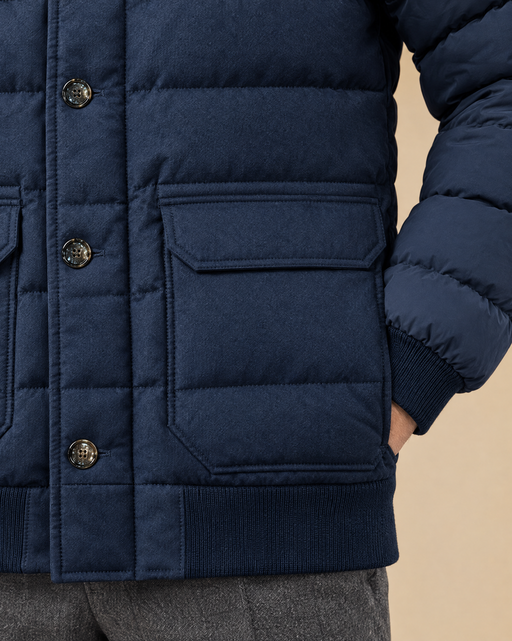 Klappentasche, Knopfleiste und gerippter Saum der Moorer Steppjacke