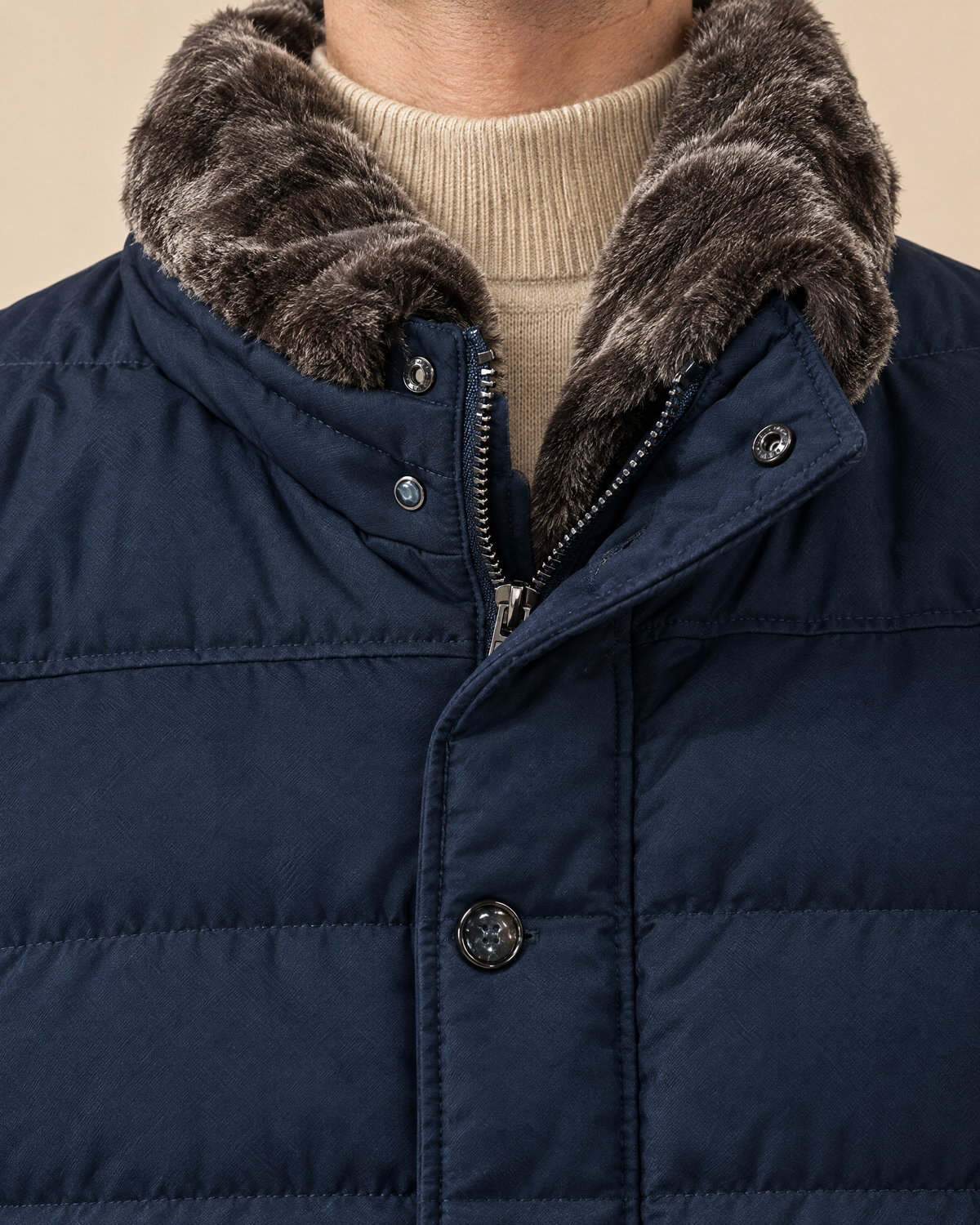 Stehkragen mit Lammfell, Reißverschluss und Druckknopf der Moorer Steppjacke