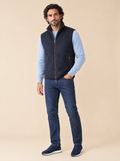 Moorer Weste Falieri in Dunkelblau, Wollseite, getragen mit hellblauem Pullover, dunkelblauer Jeans und dunkelblauen Sneakern