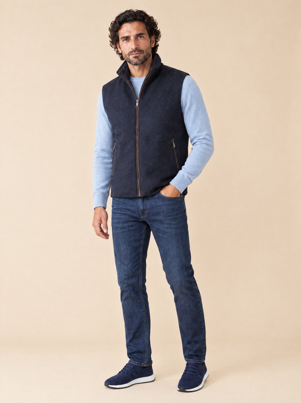 Moorer Weste Falieri in Dunkelblau, Wollseite, getragen mit hellblauem Pullover, dunkelblauer Jeans und dunkelblauen Sneakern