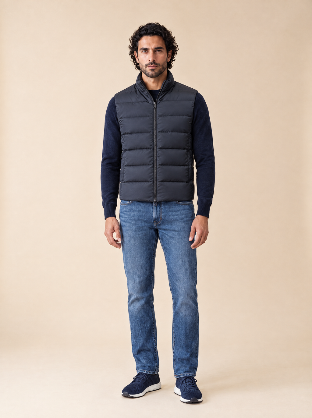 Moorer Weste Falieri, gesteppte Seite, getragen mit dunkelblauem Pullover und blauer Jeans