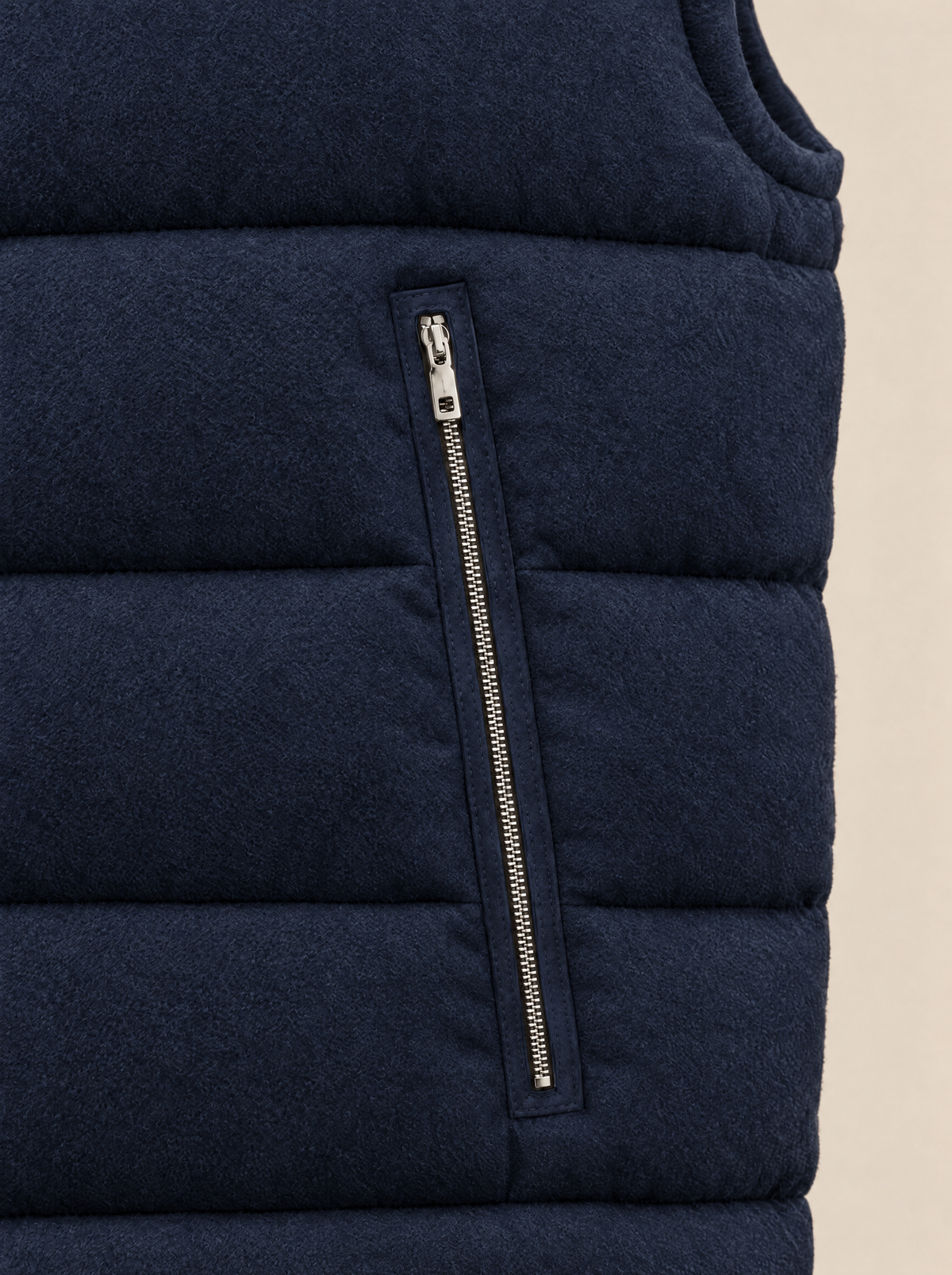 Seitentasche mit dunkelblauer Wildleder-Einfassung, Detail