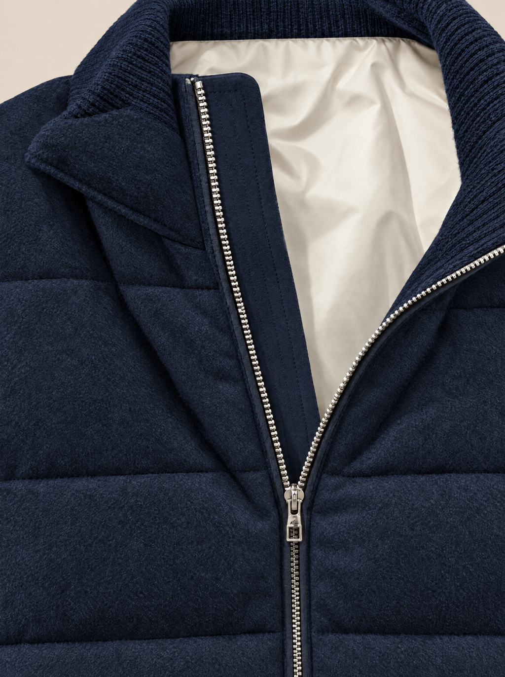 Reißverschluss mit dunkelblauem Wildleder, Detail