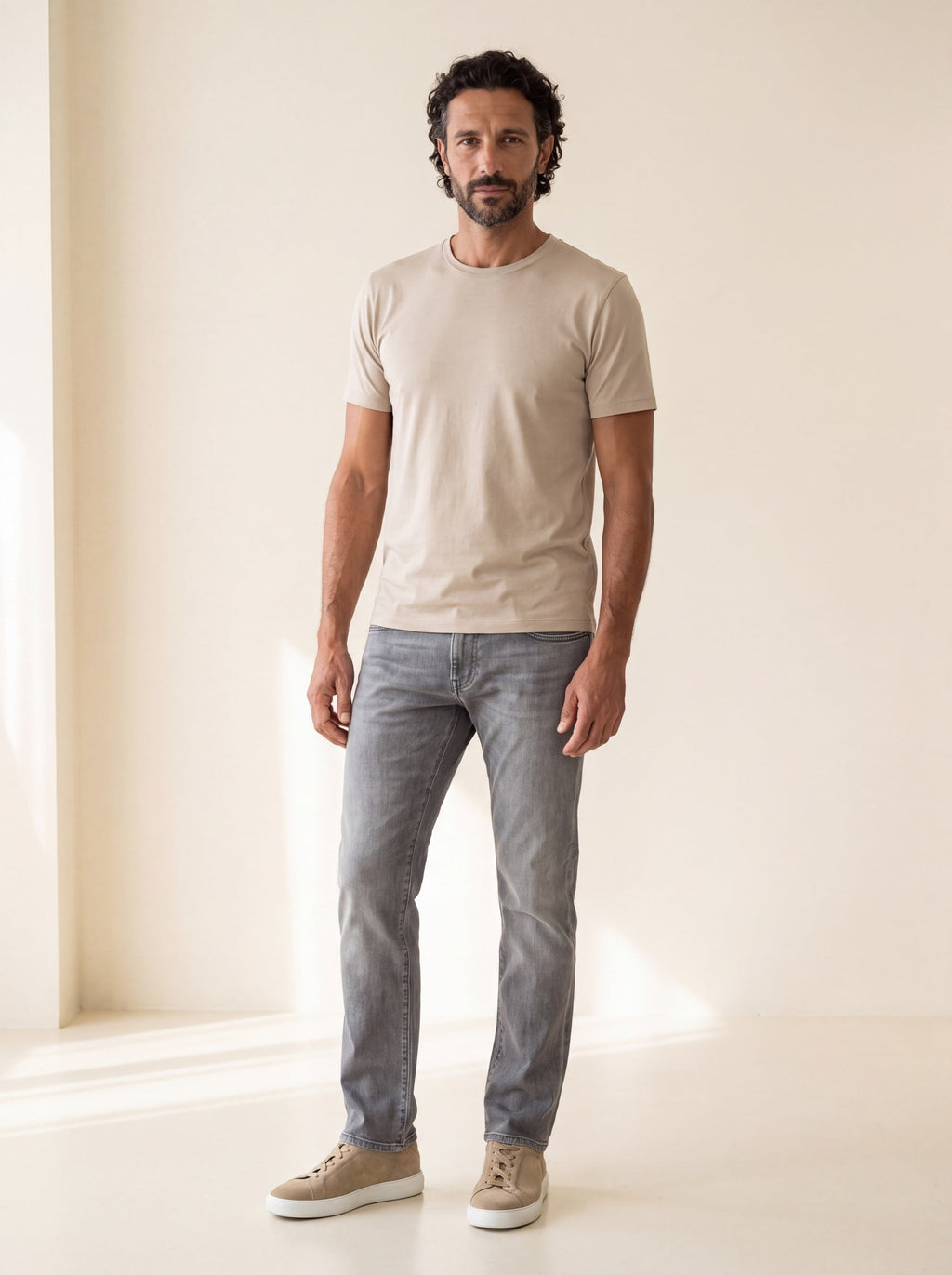 AZZUR Look: graue Jacob Cohen Bard Jeans zu beigem AZZUR T-Shirt