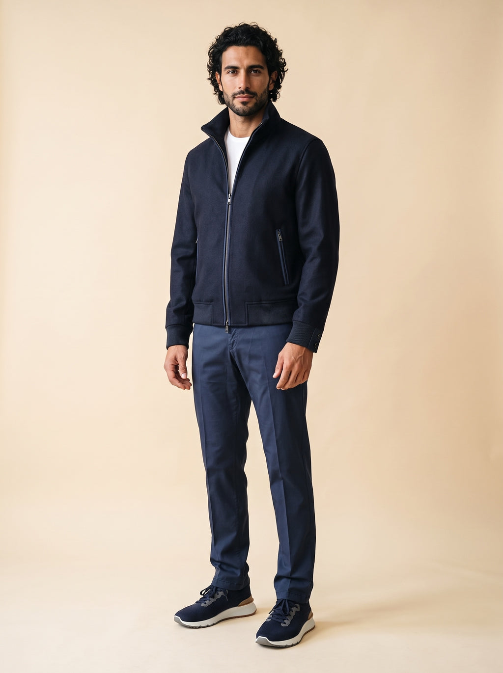 AZZUR Look: Mandelli Sommerjacke zu Pescarolo Five-Pocket Dunkelblau und AZZUR Knit Sneaker