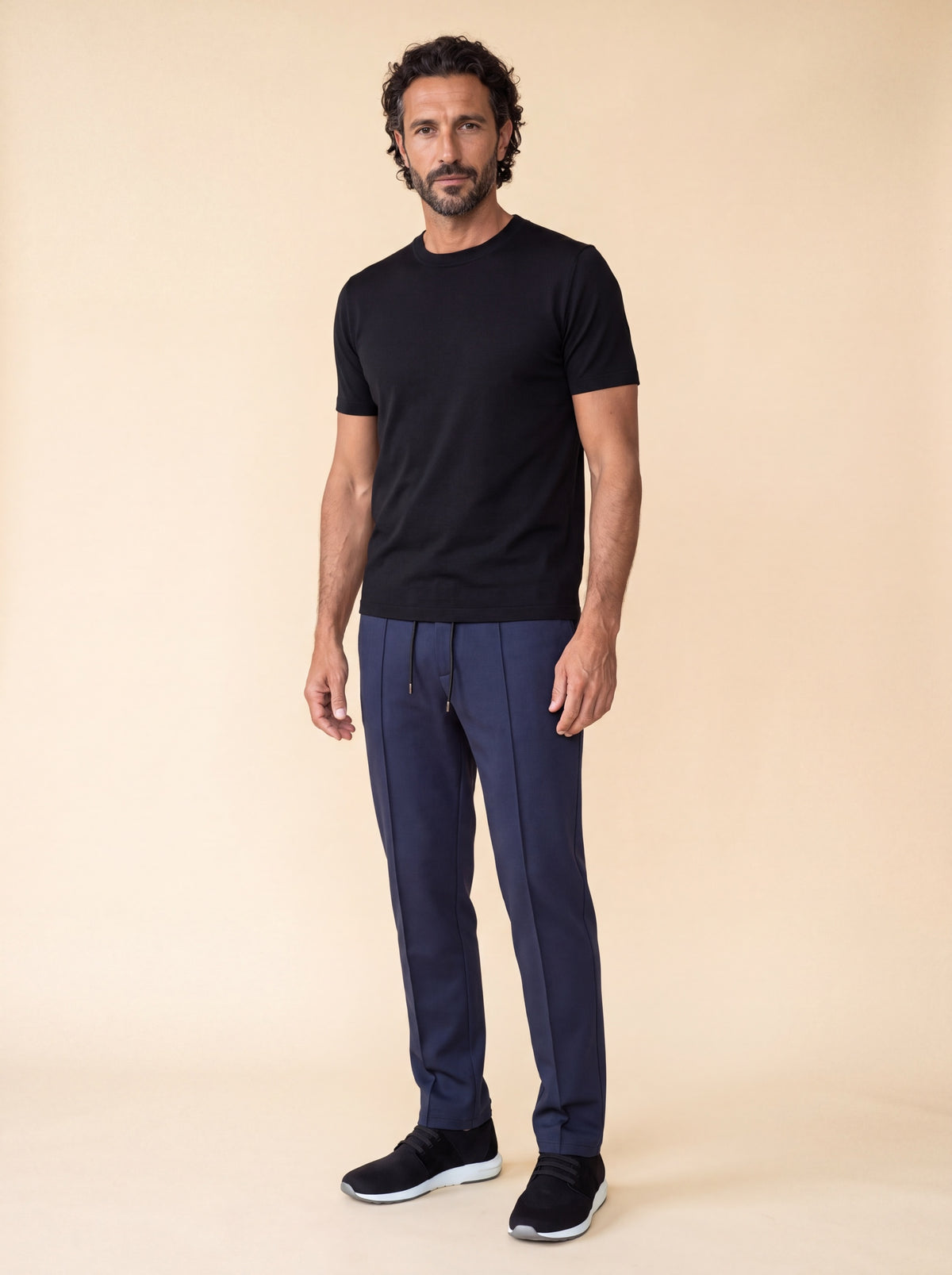 AZZUR Look: Jersey-Hose Dunkelblau zu T-Shirt Schwarz und schwarzem Knit Sneaker