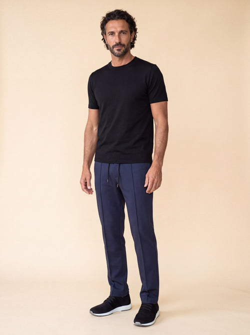 AZZUR Look: Jersey-Hose Dunkelblau zu T-Shirt Schwarz und schwarzem Knit Sneaker