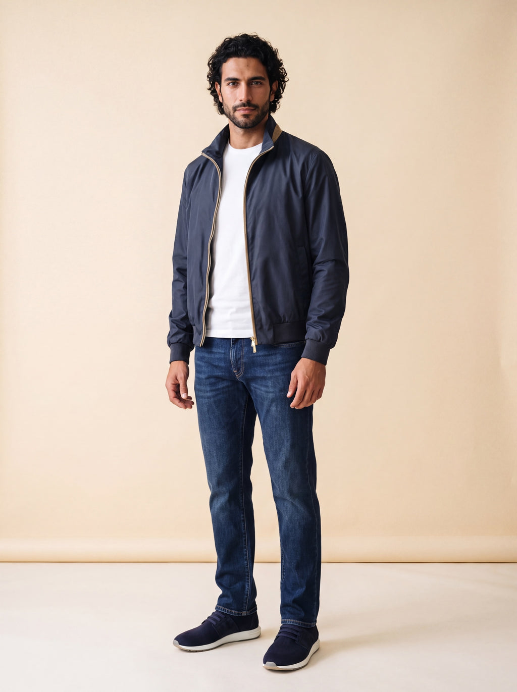 AZZUR Look: Nylon-Sommerjacke zu Jacob Cohen Bard Jeans Dunkelblau und AZZUR Knit Sneaker